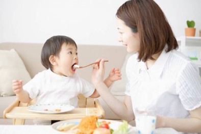 Giúp bé yêu thích ăn dặm không khó