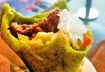 Kinh hãi phát hiện bao tay trong suất ăn