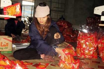 Sản xuất bim bim 'chui' bằng nguyên liệu Trung Quốc