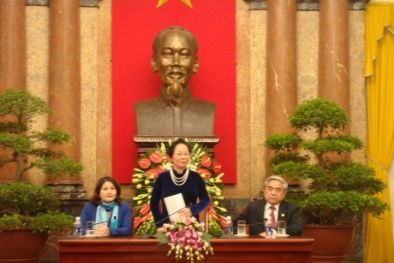 Bộ trưởng Nguyễn Quân trao giải Quả cầu vàng