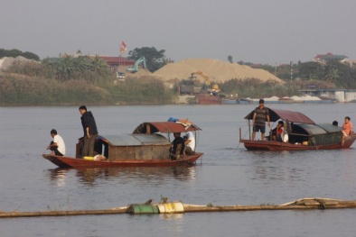 Tin mới nhất về tìm xác chị Huyền: Gia đình thuê máy xúc từ Phú Thọ xuống Hà Nội tìm 