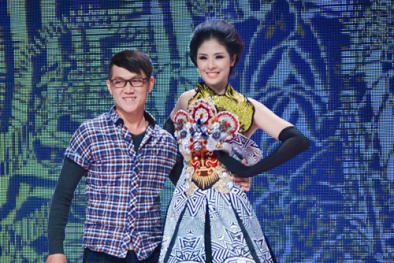 Ngọc Hân bị tụt váy trên catwalk vì khóa hỏng