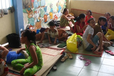 Dịch sởi bùng phát, phụ huynh tấp nập đưa con đi khám