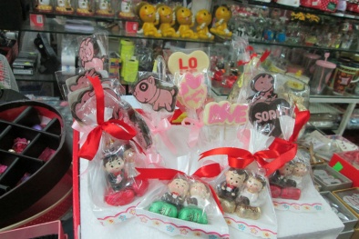 Quà lưu niệm valentine sức mua yếu