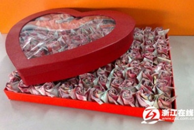 Cầu hôn bạn gái bằng 999 bông hoa tiền