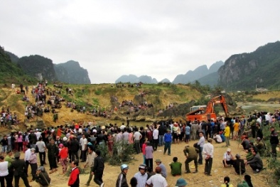 Hàng trăm cảnh sát được huy động bảo vệ gỗ sưa tiền tỷ 