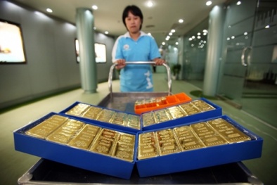 Giá vàng tiếp tục giảm mạnh