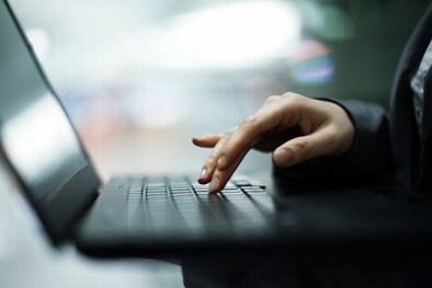 Những thói quen xấu gây hại cho laptop