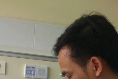 Nỗi đau của người cha bế đứa con bất động vì sởi