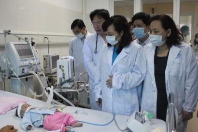 Bất chấp ngày nghỉ, Bộ trưởng Y tế vẫn thị sát kiểm tra bệnh Sởi