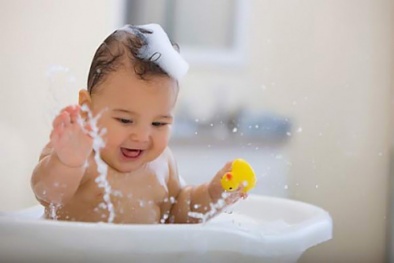 Cách trị rôm sảy cho bé mùa nóng