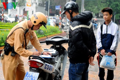 Phạt đội mũ không phải mũ bảo hiểm: Căn cứ nào để CSGT xử phạt?