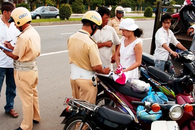 Phạt mũ không phải mũ bảo hiểm: Công an nói gì?