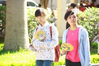 Ngày đầu làm thủ tục dự thi Đại học, nắng nóng gay gắt