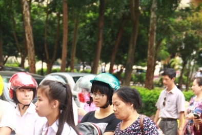 Phụ huynh cùng sĩ tử vội vã rời 'kinh' 