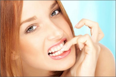 Cắn móng tay gây nhiễm trùng đường ruột