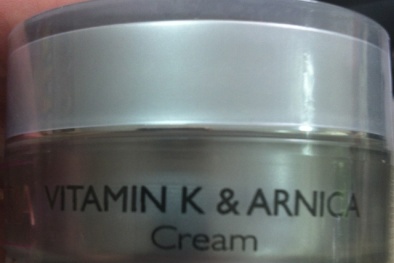 Thu hồi kem bôi mặt Simetria Vitamin K & Arnica Cream gây dị ứng