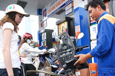 Giá xăng giảm nhưng ở mức cực thấp