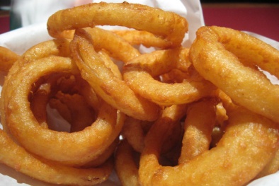Phát hiện snack hành tây tẩm bột lẫn thủy tinh