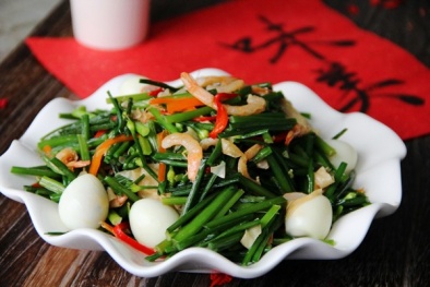 Cách làm món tôm thịt xào bông hẹ cho ngày se lạnh