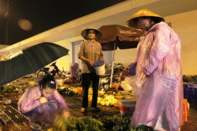 Nhẫn tâm 'hôi tiền' chị bán rau giữa cơn giông