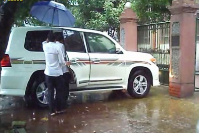 Trưởng ban quản lý khu Sòng Bài Trực Tuyến 13Win.com Hà Tĩnh đi xe ô tô gần 4 tỷ, biển giả