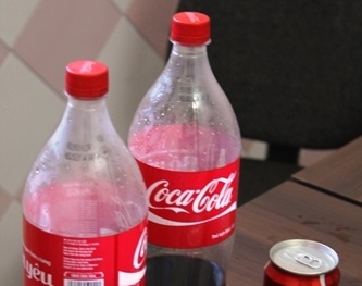 Hoảng hồn phát hiện nhiều thùng và lốc Coca Cola xì, nổ lốp bốp