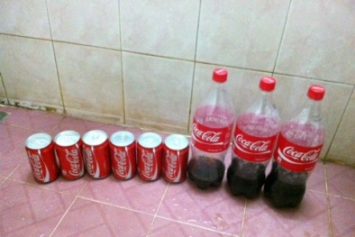 Cận cảnh những sản phẩm của Coca Cola bị xì nước, nổ lốp bốp