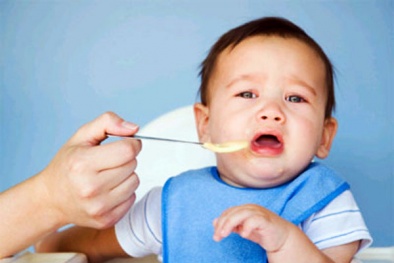 Côn trùng ngo ngoe trong sữa bột trẻ em
