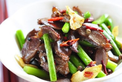 Cách làm món mề gà xào ngồng tỏi giòn