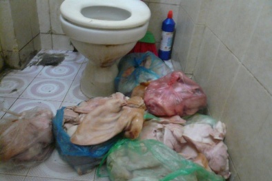 Kinh hãi  nguyên liệu làm nem tai, giò chả chất đống ở nhà vệ sinh