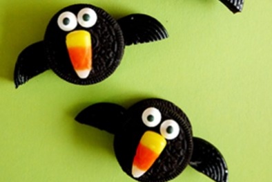 Cách làm quạ đen đáng yêu bằng bánh oreo cho tiệc Halloween của bé