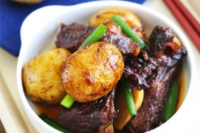 Cách làm món sườn om khoai tây đậm đà cho bữa cơm tối