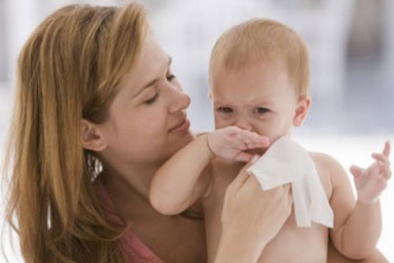 Cảnh báo khăn giấy ướt trẻ em chứa vi khuẩn