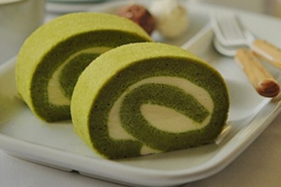 Cách làm món bánh cuộn trà xanh mềm thơm cho cuối tuần