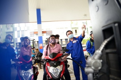Giá xăng dầu bán lẻ cho người tiêu dùng giảm mạnh từ 11 giờ trưa ngày 7/11