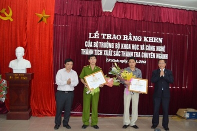 Bộ KH&CN trao Bằng khen cho chuyên án phá đường dây sản xuất IC giả gian lận xăng dầu