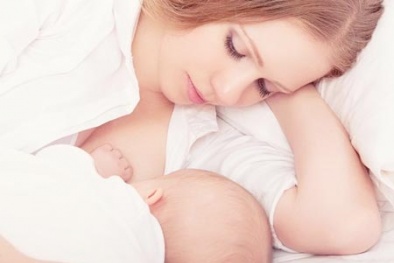 Đừng bắt trẻ bú mẹ giữa đêm