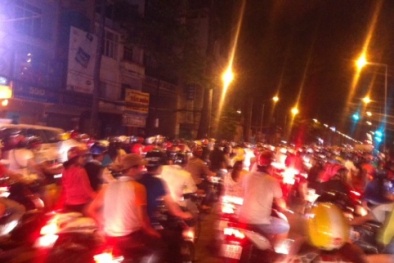 ‘Quái xế’ ở TP.HCM quậy tưng bừng đêm Việt Nam vào bán kết