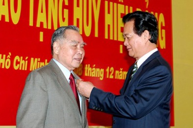 Trao tặng nguyên Thủ tướng Phan Văn Khải Huy hiệu 55 năm tuổi Đảng