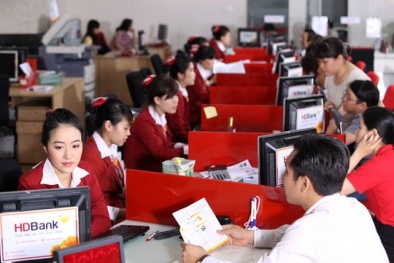 Lãi suất tiếp tục giảm, người gửi tiền lo lắng