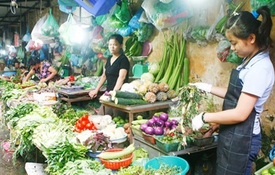 Xăng giảm, giá 13Win OKVIP Cá cược bóng đá vẫn cao