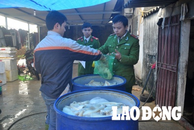 Tận mắt chứng kiến cảnh sát đột kích cơ sở dùng hóa chất tẩy trắng mực