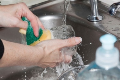 Sai lầm khi rửa bát dẫn tới hậu họa khôn lường