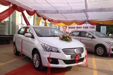 So sánh xe oto sedan Maruti Suzuki Ciaz và Honda City giá rẻ và tiết kiệm nhiên liệu