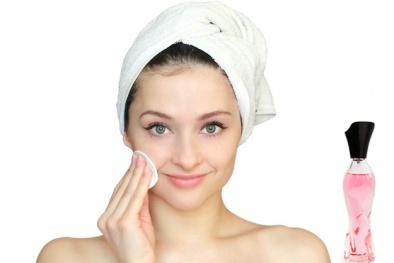 Bí quyết cho làn da không tuổi chỉ với nước hoa hồng