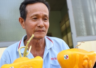 Dưa hấu hình thỏi vàng, xe hơi thu về tiền tỉ dịp Tết 