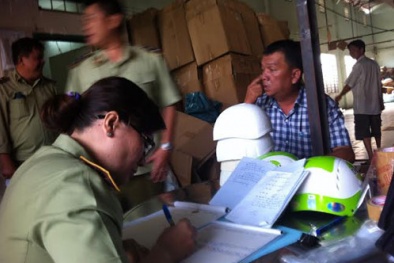 Thu giữ nhiều mũ bảo hiểm dởm cộp mác hàng xịn