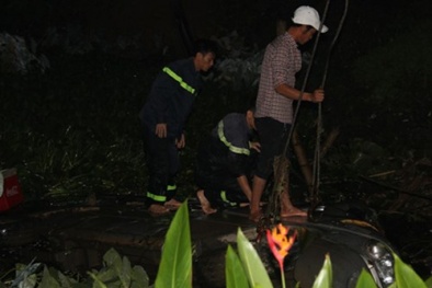 Đập nát cửa kính ô tô cứu 14 người gặp nạn dưới ao