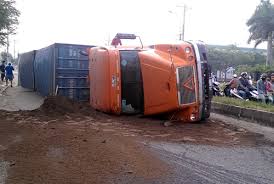 Xe container thi nhau lật ngày cuối năm